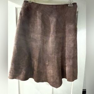 I.e. pure suede skirt with underline. Zipper on the side. Jen fly used. Size:12